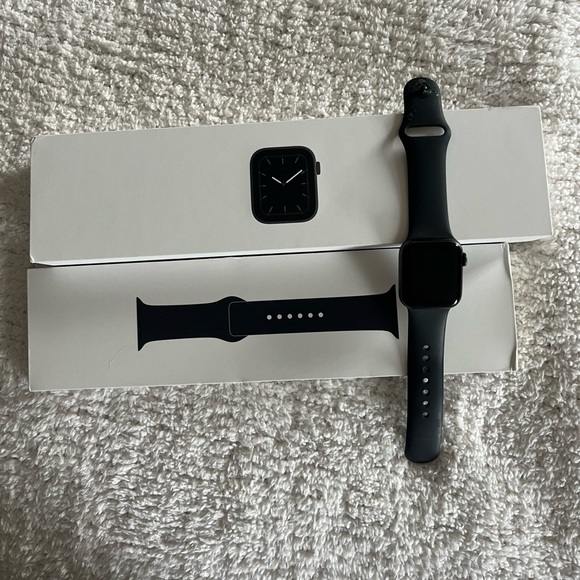 Apple Watch Series 5 40MM - Picture 1 of 3